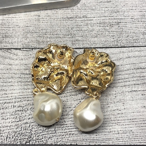 NWOT dangle drop faux baroque pearl hammered statement style dressy earrings - Picture 5 of 5
